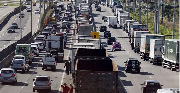 Caminhoneiros fazem paralização na BR 101, Niterói-Manilha, na altura de Itaboraí, no Rio de Janeiro.