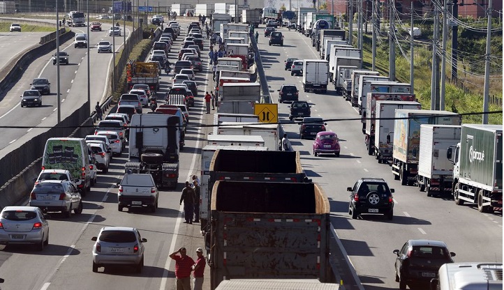 Caminhoneiros fazem paralização na BR 101, Niterói-Manilha, na altura de Itaboraí, no Rio de Janeiro.