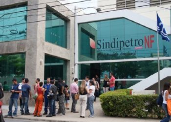 petroleiros anunciam greve