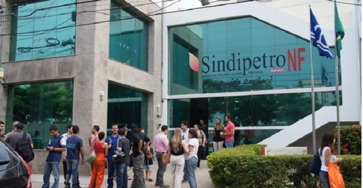 petroleiros anunciam greve