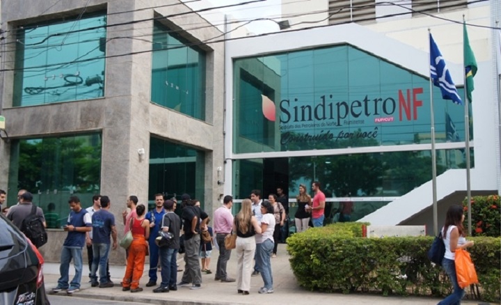 petroleiros anunciam greve