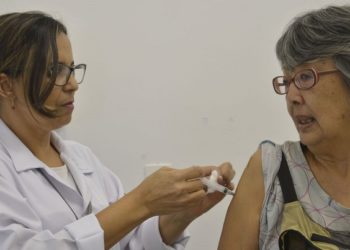 Campanha Nacional de Vacinação contra a gripe, que será realizada entre os dias 23 de abril a 1º de junho em todo país, no Centro de Saúde Pinheiros, região oeste.