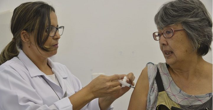 Campanha Nacional de Vacinação contra a gripe, que será realizada entre os dias 23 de abril a 1º de junho em todo país, no Centro de Saúde Pinheiros, região oeste.