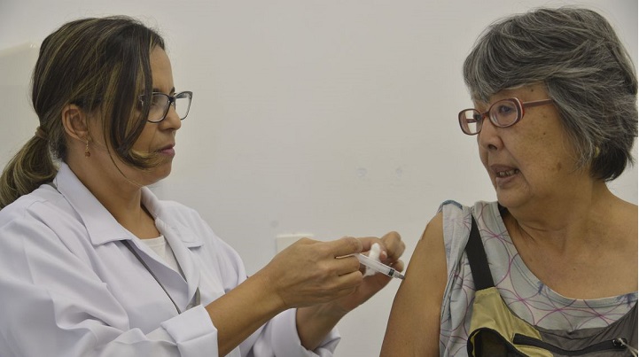 Campanha Nacional de Vacinação contra a gripe, que será realizada entre os dias 23 de abril a 1º de junho em todo país, no Centro de Saúde Pinheiros, região oeste.