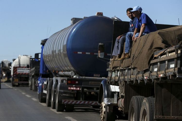 Caminhoneiros fazem protesto contra a alta no preço dos combustíveis na BR-040, próximo a Brasília.