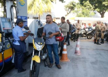 Posto de combustIvel, em São Cristóvão, na zona norte da cidade, recebe gasolina e volta a abastecer,  gerando enormes filas de carros e motos.