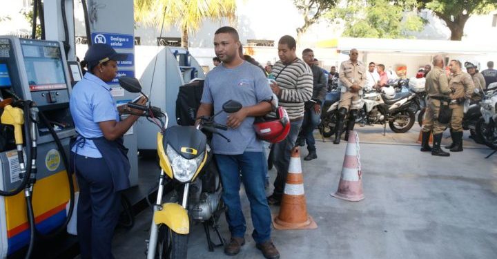 Posto de combustIvel, em São Cristóvão, na zona norte da cidade, recebe gasolina e volta a abastecer, gerando enormes filas de carros e motos.