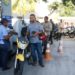 Posto de combustIvel, em São Cristóvão, na zona norte da cidade, recebe gasolina e volta a abastecer, gerando enormes filas de carros e motos.