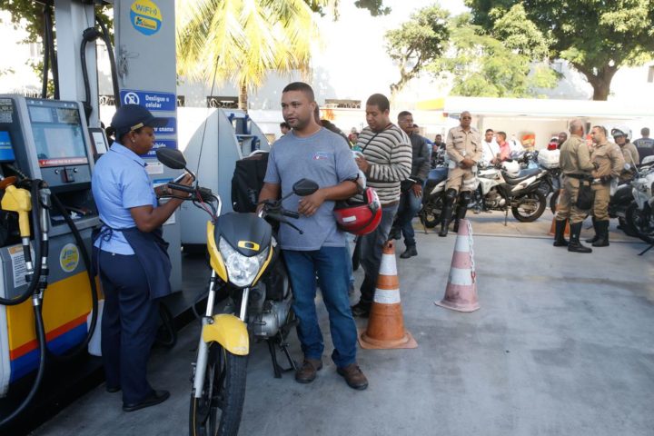 Posto de combustIvel, em São Cristóvão, na zona norte da cidade, recebe gasolina e volta a abastecer,  gerando enormes filas de carros e motos.