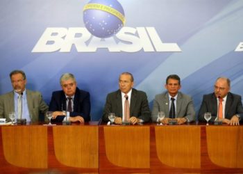 Ministros da Segurança Pública, Raul Jungmann, da Secretaria de Governo, Carlos Marun, da Casa Civil, Eliseu Padilha, da Defesa, Joaquim Silva e Luna, e do Gabinete de Segurança Institucional, Sérgio Etchegoyen, durante entrevista.