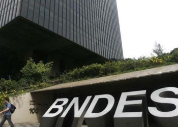 O BNDES lançou um pacote de R$ 40 bilhões em crédito para empresas impactadas pelas tarifas de importação dos EUA. Medida oferece condições favoráveis e prioriza negócios que tiveram queda abrupta nas exportações. Inscrições começam em setembro.
