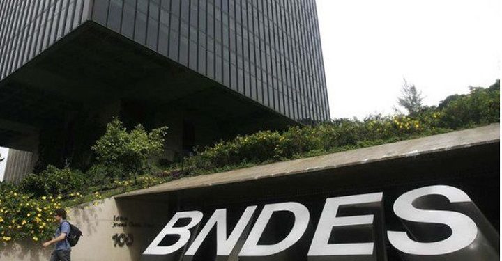 O BNDES lançou um pacote de R$ 40 bilhões em crédito para empresas impactadas pelas tarifas de importação dos EUA. Medida oferece condições favoráveis e prioriza negócios que tiveram queda abrupta nas exportações. Inscrições começam em setembro.