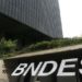 O BNDES lançou um pacote de R$ 40 bilhões em crédito para empresas impactadas pelas tarifas de importação dos EUA. Medida oferece condições favoráveis e prioriza negócios que tiveram queda abrupta nas exportações. Inscrições começam em setembro.
