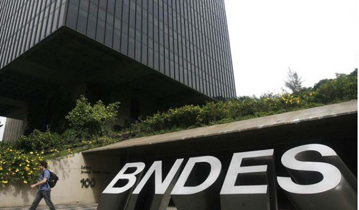 O BNDES lançou um pacote de R$ 40 bilhões em crédito para empresas impactadas pelas tarifas de importação dos EUA. Medida oferece condições favoráveis e prioriza negócios que tiveram queda abrupta nas exportações. Inscrições começam em setembro.