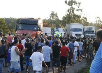 Caminhoneiros protestam na Rodovia Presidente Dutra, em Seropédica, Rio de Janeiro.
