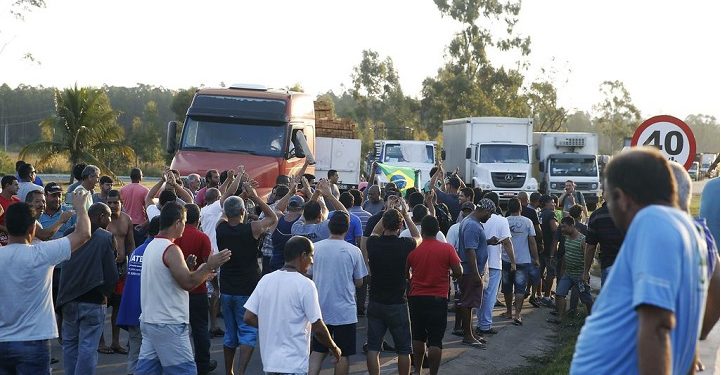 Caminhoneiros protestam na Rodovia Presidente Dutra, em Seropédica, Rio de Janeiro.