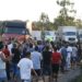 Caminhoneiros protestam na Rodovia Presidente Dutra, em Seropédica, Rio de Janeiro.