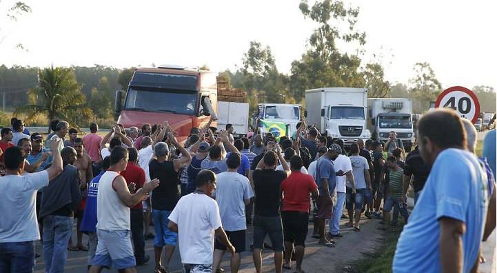 Caminhoneiros protestam na Rodovia Presidente Dutra, em Seropédica, Rio de Janeiro.