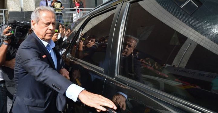 O ex-ministro da Casa Civil José Dirceu após assinar na Vara de Execuções Penais do Distrito Federal o termo que autoriza a cumprir prisão no regime aberto (Fabio Rodrigues Pozzebom/Agência Brasil)