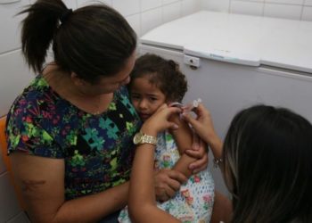 Campanha nacional de vacinação contra a gripe no Distrito Federal. Foto:  Maria José da Silva 45 anos e sua filha Ana Clara de 3 Anos