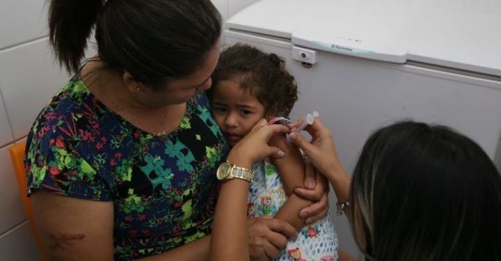 Campanha nacional de vacinação contra a gripe no Distrito Federal. Foto: Maria José da Silva 45 anos e sua filha Ana Clara de 3 Anos