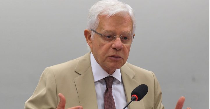 Ministro da Aviação Civil, Moreira Franco, fala na Comissão de Fiscalização Financeira e Controle, sobre a situação das obras dos aeroportos, o remanejamento de voos para o período da Copa (Antonio Cruz/Agência Brasil)