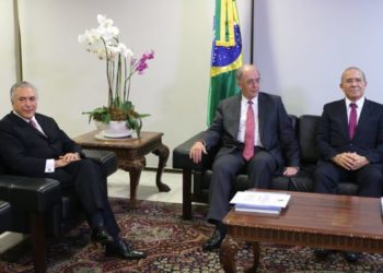 Brasília - O presidente interino, Michel Temer acompanhado do indicado para presidência da Petrobrás, Pedro Parente, e o ministro da Casa Civil,  Eliseu Padilha (Fabio Rodrigues Pozzebom/Agência Brasil)