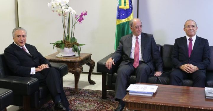 Brasília - O presidente interino, Michel Temer acompanhado do indicado para presidência da Petrobrás, Pedro Parente, e o ministro da Casa Civil, Eliseu Padilha (Fabio Rodrigues Pozzebom/Agência Brasil)