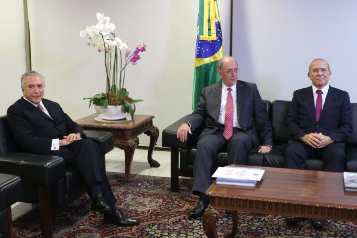 Brasília - O presidente interino, Michel Temer acompanhado do indicado para presidência da Petrobrás, Pedro Parente, e o ministro da Casa Civil,  Eliseu Padilha (Fabio Rodrigues Pozzebom/Agência Brasil)