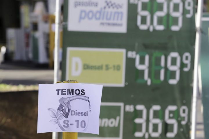 Motoristas formam fila à espera de combustível. Nos postos visitados, apenas havia diesel S10.