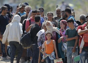 epa04910635 Refugees waiting to cross the border between Macedonia and Greece, near the town of Gevgelija, The Former Yugoslav Republic of Macedonia, 03 September 2015. The Gevgelija-Presevo journey is just a part of the journey that the refugees, the vast majority of them from Syria, are forced to make along the so-called Balkan corridor, which takes them from Turkey, across Greece, Macedonia and Serbia to Hungary, the gateway to the European Union.  EPA/VALDRIN XHEMAJ