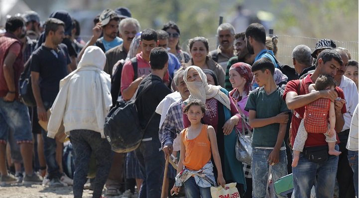 epa04910635 Refugees waiting to cross the border between Macedonia and Greece, near the town of Gevgelija, The Former Yugoslav Republic of Macedonia, 03 September 2015. The Gevgelija-Presevo journey is just a part of the journey that the refugees, the vast majority of them from Syria, are forced to make along the so-called Balkan corridor, which takes them from Turkey, across Greece, Macedonia and Serbia to Hungary, the gateway to the European Union. EPA/VALDRIN XHEMAJ