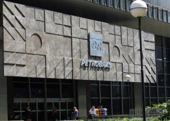 Brasil, Rio de Janeiro, RJ. 10/09/2013. Fachada da sede da Petrobras, no centro do Rio de Janeiro. Documentos classificados como secretos e que vazaram da AgÍncia de SeguranÁa Nacional (NSA, na sigla em inglÍs) dos Estados Unidos mostram que a Petrobras, quarta maior petroleira do mundo, tambÈm foi espionada. Em nota distribuÌda ‡ imprensa no fim da tarde ontem, a empresa   admitiu a possibilidade de "algum tipo de acesso a dados da Petrobras", mas n„o   comentou se identificou vazamento de informaÁıes estratÈgicas. - CrÈdito:F¡BIO MOTTA/ESTAD√O CONTE⁄DO/AE/CÛdigo imagem:144101