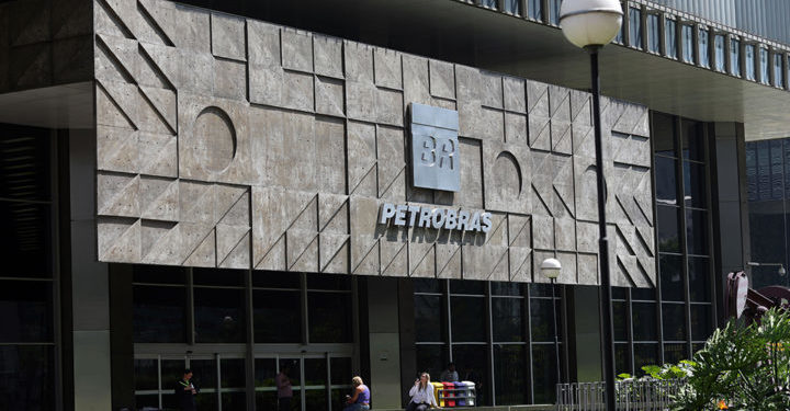 Brasil, Rio de Janeiro, RJ. 10/09/2013. Fachada da sede da Petrobras, no centro do Rio de Janeiro. Documentos classificados como secretos e que vazaram da AgÍncia de SeguranÁa Nacional (NSA, na sigla em inglÍs) dos Estados Unidos mostram que a Petrobras, quarta maior petroleira do mundo, tambÈm foi espionada. Em nota distribuÌda ‡ imprensa no fim da tarde ontem, a empresa admitiu a possibilidade de "algum tipo de acesso a dados da Petrobras", mas n„o comentou se identificou vazamento de informaÁıes estratÈgicas. - CrÈdito:F¡BIO MOTTA/ESTAD√O CONTE⁄DO/AE/CÛdigo imagem:144101