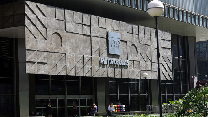 Brasil, Rio de Janeiro, RJ. 10/09/2013. Fachada da sede da Petrobras, no centro do Rio de Janeiro. Documentos classificados como secretos e que vazaram da AgÍncia de SeguranÁa Nacional (NSA, na sigla em inglÍs) dos Estados Unidos mostram que a Petrobras, quarta maior petroleira do mundo, tambÈm foi espionada. Em nota distribuÌda ‡ imprensa no fim da tarde ontem, a empresa admitiu a possibilidade de "algum tipo de acesso a dados da Petrobras", mas n„o comentou se identificou vazamento de informaÁıes estratÈgicas. - CrÈdito:F¡BIO MOTTA/ESTAD√O CONTE⁄DO/AE/CÛdigo imagem:144101