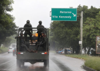 Rio de Janeiro - As Forças Armadas voltam à Vila Kennedy, zona oeste da cidade, e distribuem flores no Dia Internacional da Mulher (Tânia Rêgo/Agência Brasil)