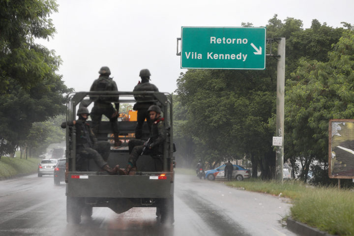 Rio de Janeiro - As Forças Armadas voltam à Vila Kennedy, zona oeste da cidade, e distribuem flores no Dia Internacional da Mulher (Tânia Rêgo/Agência Brasil)