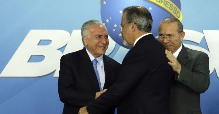 O presidente Michel Temer e os ministros da Segurança Pública, Raul Jungmann, e da Casa Civil, Eliseu Padilha, durante cerimônia de sanção da lei que cria o Sistema Único de Segurança (SUSP), no Palácio do Planalto.