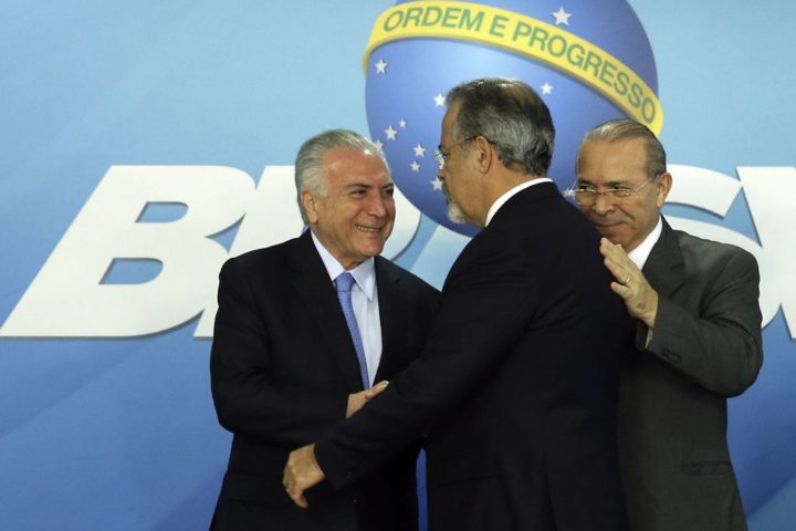 O presidente Michel Temer e os ministros da Segurança Pública, Raul Jungmann, e da Casa Civil, Eliseu Padilha, durante cerimônia de sanção da lei que cria o Sistema Único de Segurança (SUSP), no Palácio do Planalto.