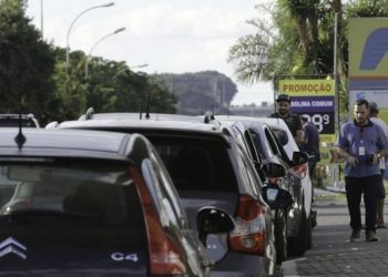 Motoristas formam fila à espera de combustível. Nos postos visitados, apenas havia diesel S10.