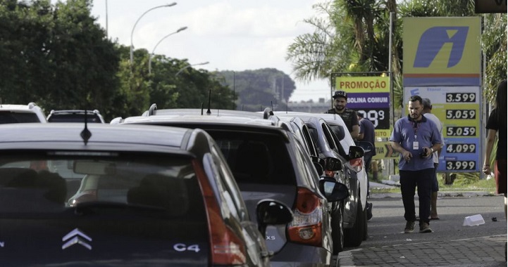 Motoristas formam fila à espera de combustível. Nos postos visitados, apenas havia diesel S10.