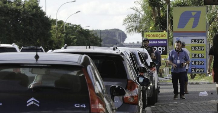 Motoristas formam fila à espera de combustível. Nos postos visitados, apenas havia diesel S10.