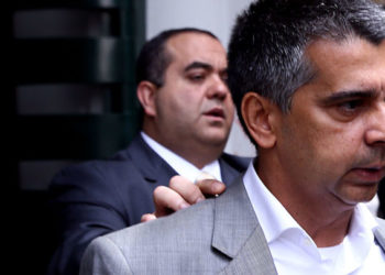 SÃO PAULO, SP - 30.10.2013: FRAUDE/PREFEITURA/SP - O ex-subsecretário da Receita Municipal de SP, Ronilson Bezerra Rodrigues é detido - Quatro ex-funcionários da Prefeitura de São Paulo foram presos hoje (30) acusados de um desvio milionário que pode chegar a pelo menos R$ 500 milhões. O Ministério Público comprovou um rombo de R$ 200 milhões ao longo de três anos. Mas a prefeitura estima que a fraude chegue a R$ 500 milhões pelo tempo em que o grupo atuou no esquema desvendado. A operação é apelidada de "Necator" (um tipo de parasita). (Foto: Jorge Araujo/Folhapress)