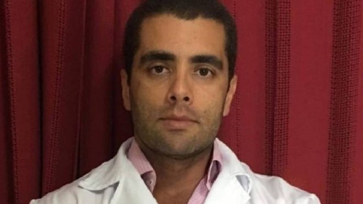 O médico Denis Furtado, conhecido como doutor Bumbum, tinha seu registro profissional cassado em Brasília e era proibido de exercer a medicina no Rio