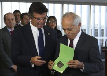 O presidente do Tribunal de Contas da União (TCU), Raimundo Carreiro entrega ao presidente do Tribunal Superior Eleitoral (TSE), Luiz Fux a lista de responsáveis com contas julgadas irregulares para fins eleitorais.
