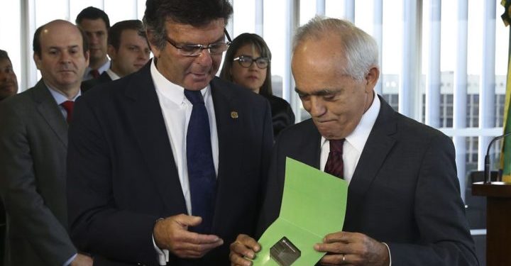 O presidente do Tribunal de Contas da União (TCU), Raimundo Carreiro entrega ao presidente do Tribunal Superior Eleitoral (TSE), Luiz Fux a lista de responsáveis com contas julgadas irregulares para fins eleitorais.