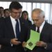 O presidente do Tribunal de Contas da União (TCU), Raimundo Carreiro entrega ao presidente do Tribunal Superior Eleitoral (TSE), Luiz Fux a lista de responsáveis com contas julgadas irregulares para fins eleitorais.