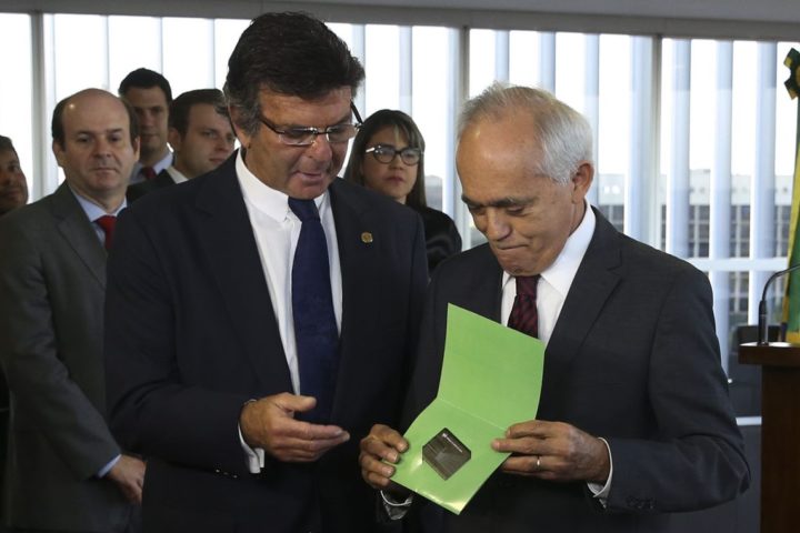 O presidente do Tribunal de Contas da União (TCU), Raimundo Carreiro entrega ao presidente do Tribunal Superior Eleitoral (TSE), Luiz Fux a lista de responsáveis com contas julgadas irregulares para fins eleitorais.
