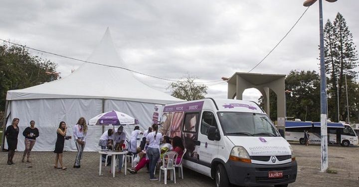 Tenda para moradores em situação de rua na Praça Washington Luiz. Data: 24/07/2017. Foto: Bruno Campos/Prefeitura de Macaé.