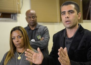 O médico Denis César Barros Furtado, fala à imprensa após ser preso na 16° Delegacia de Polícia, na Barra da Tijuca.